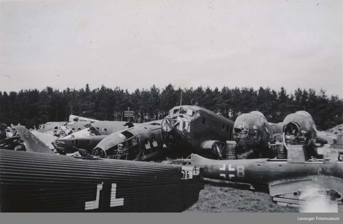 Flykirkegård, ødelagte tyske fly, Junkers 52, Heinkel 111 og Junkers 87.