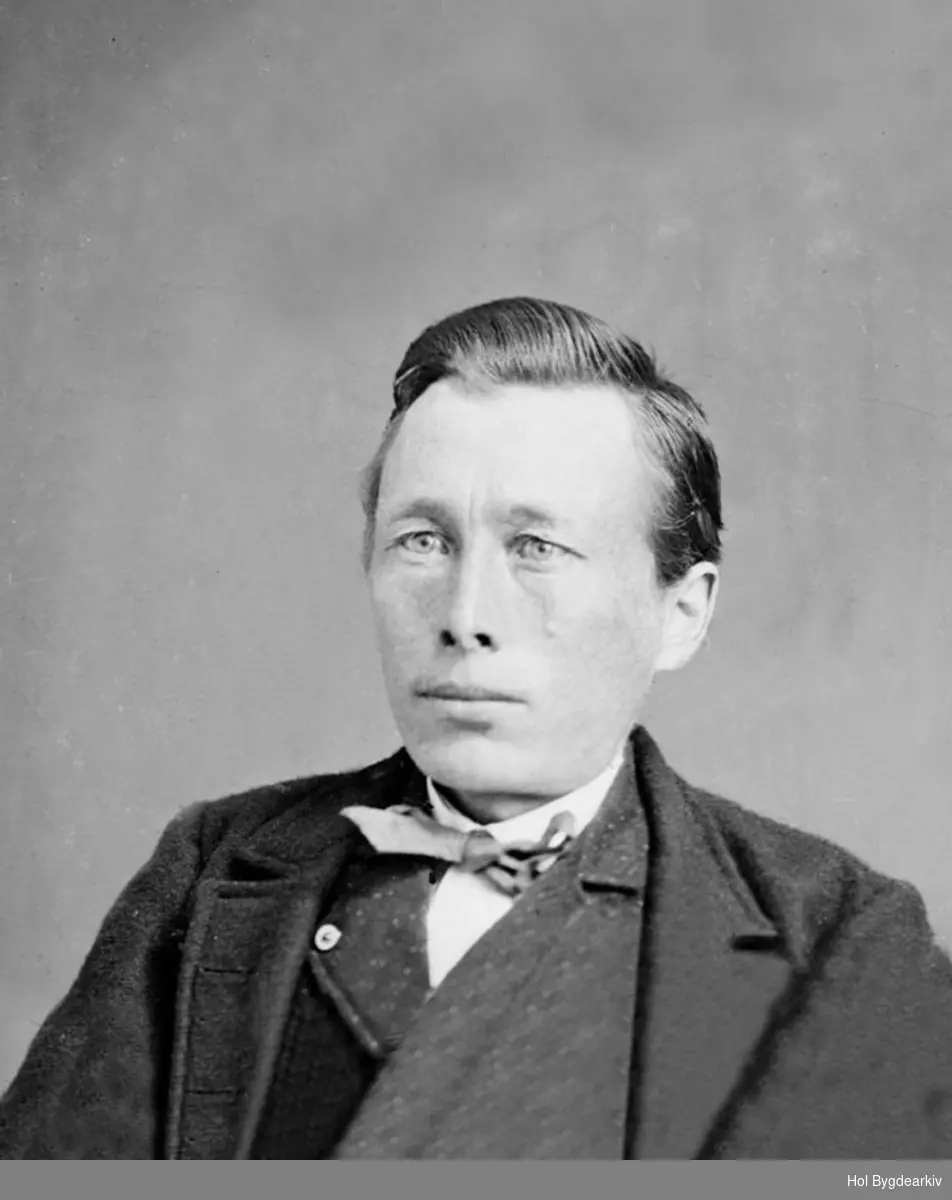Torbjørn Trageton var lærar på Tuv skule i Grøndalen og Lio i Hemsedal frå 1865-1874. PortrettB, mann, bunad, hallingklede, fotograf