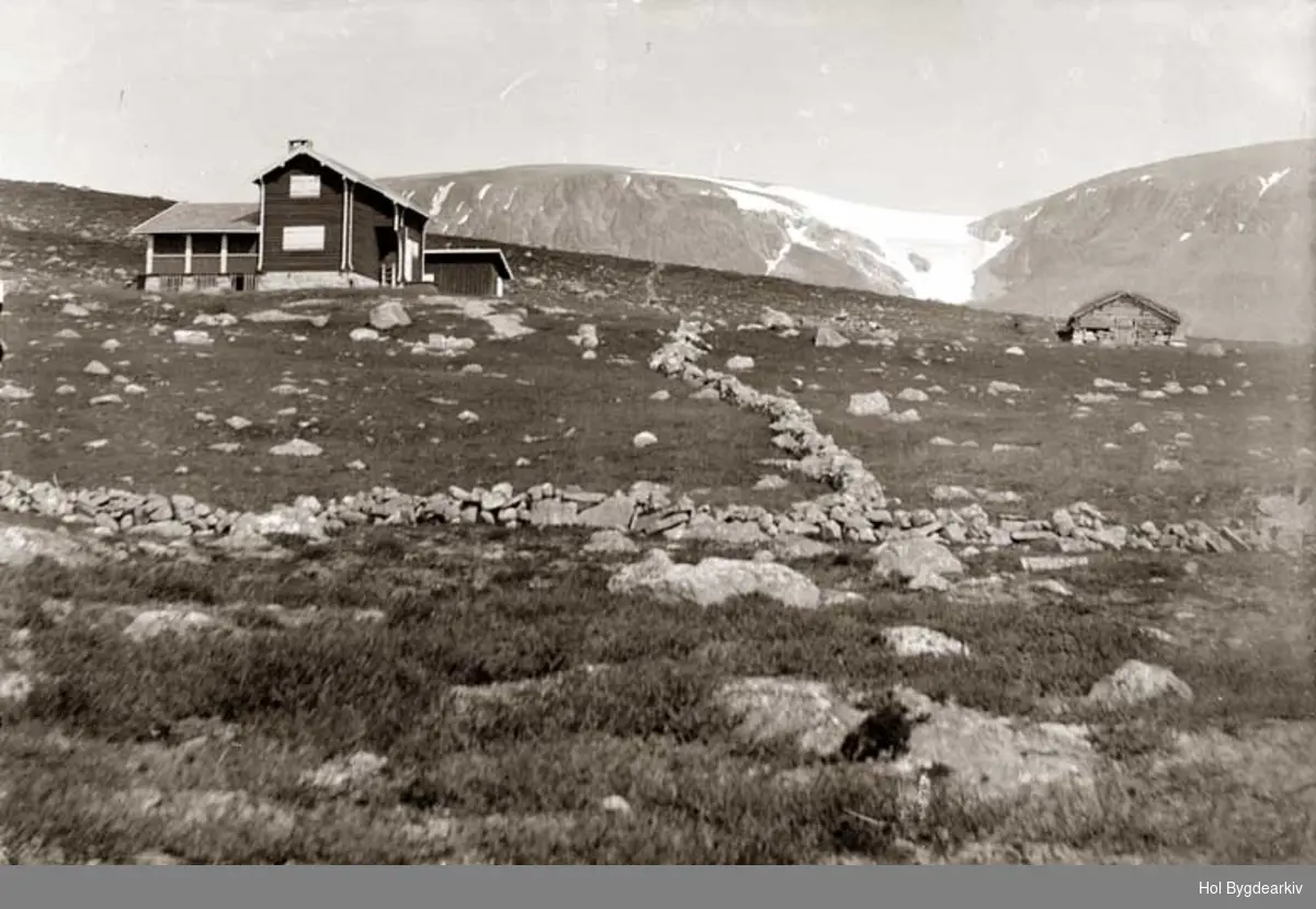 Ruken jakthytte oppført i 1910 i Eimeskaret, Ustaoset: hyttegrend, steingjerder, steinmur