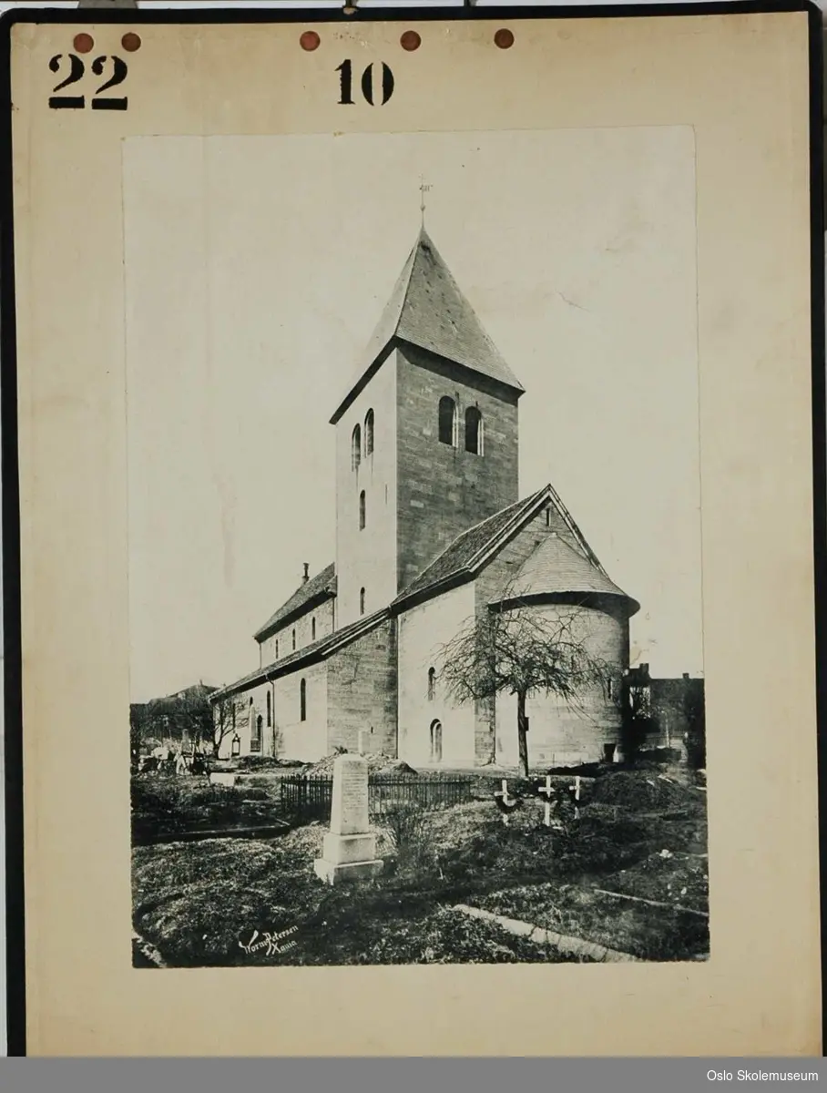 Foto av Gamle Aker kirke.