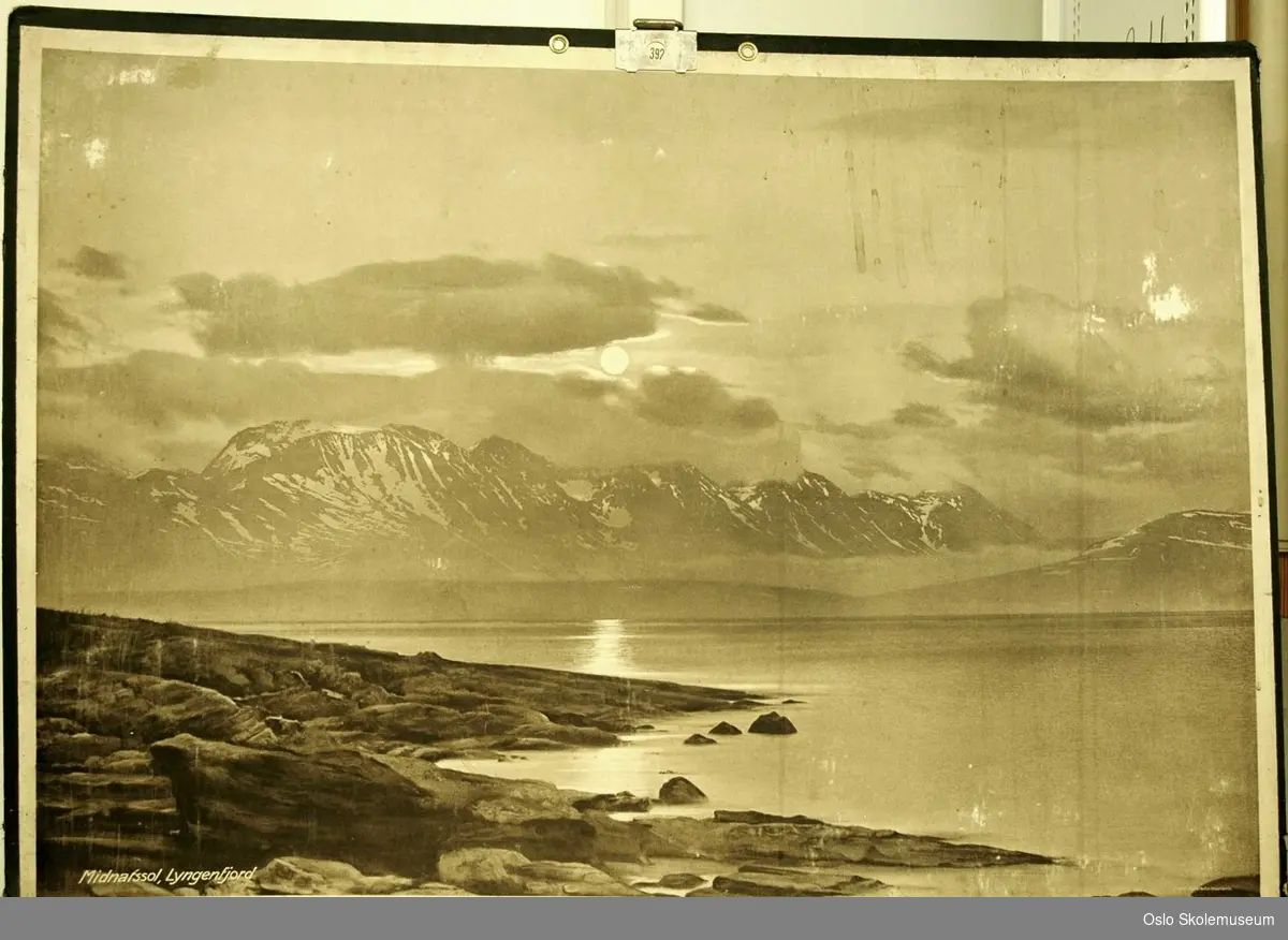 Foto av midnattsol over Lyngenfjord.