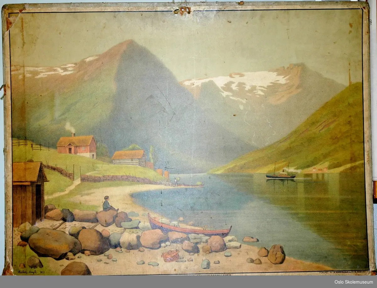 En vestalndsfjord med en båt. I forgrunnen sitter en gutt ved et naust.