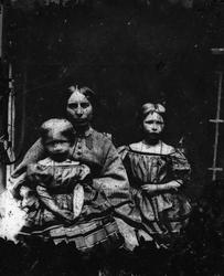 Kvinne med to barn (1850-1860 åra)