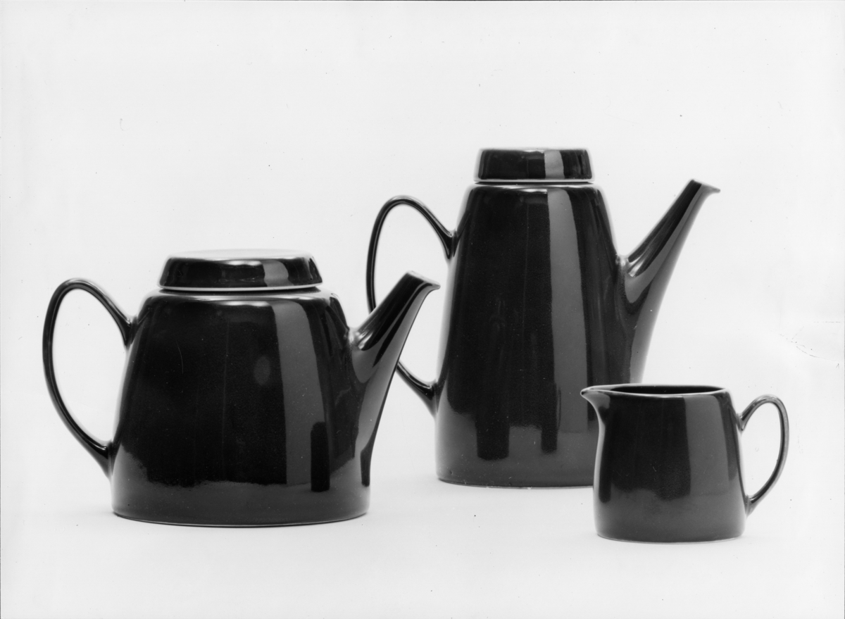 Produktfoto av kaffeserviser, designed av Eystein Sandnes. Modell nummer: 2360 Contrast