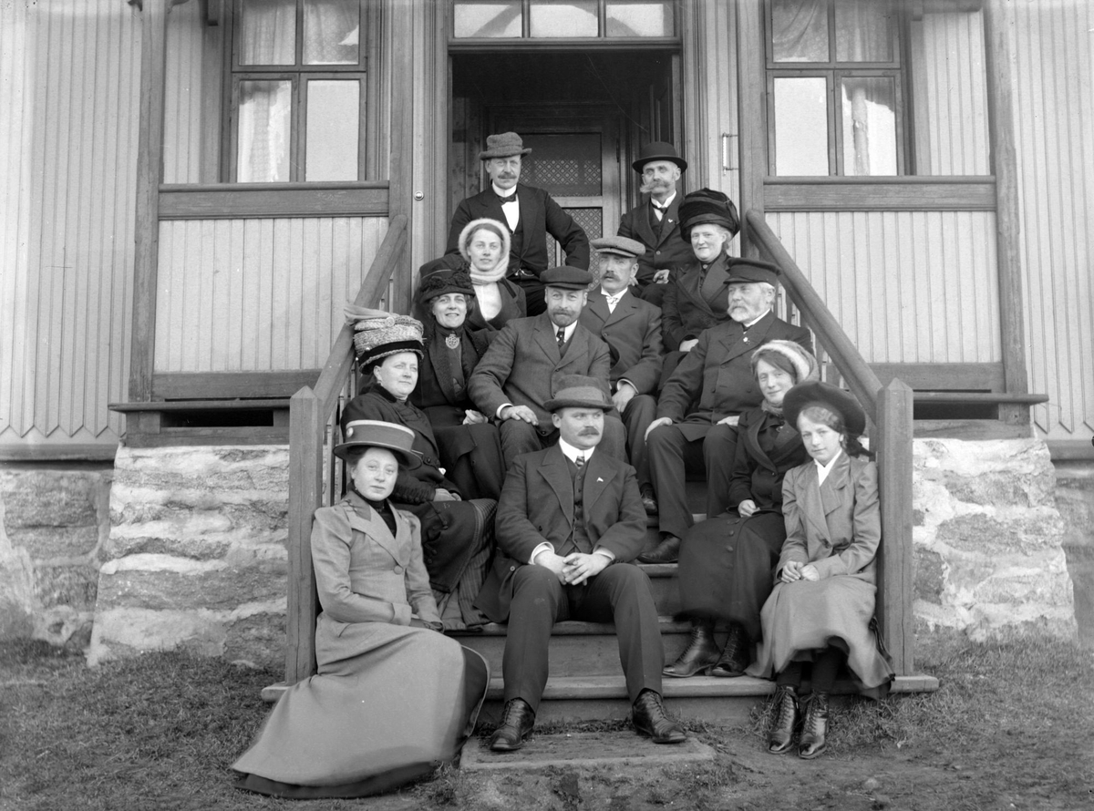 Gruppebilde av kvinner og menn i en trapp på Andenes, trolig på Kiilgården.