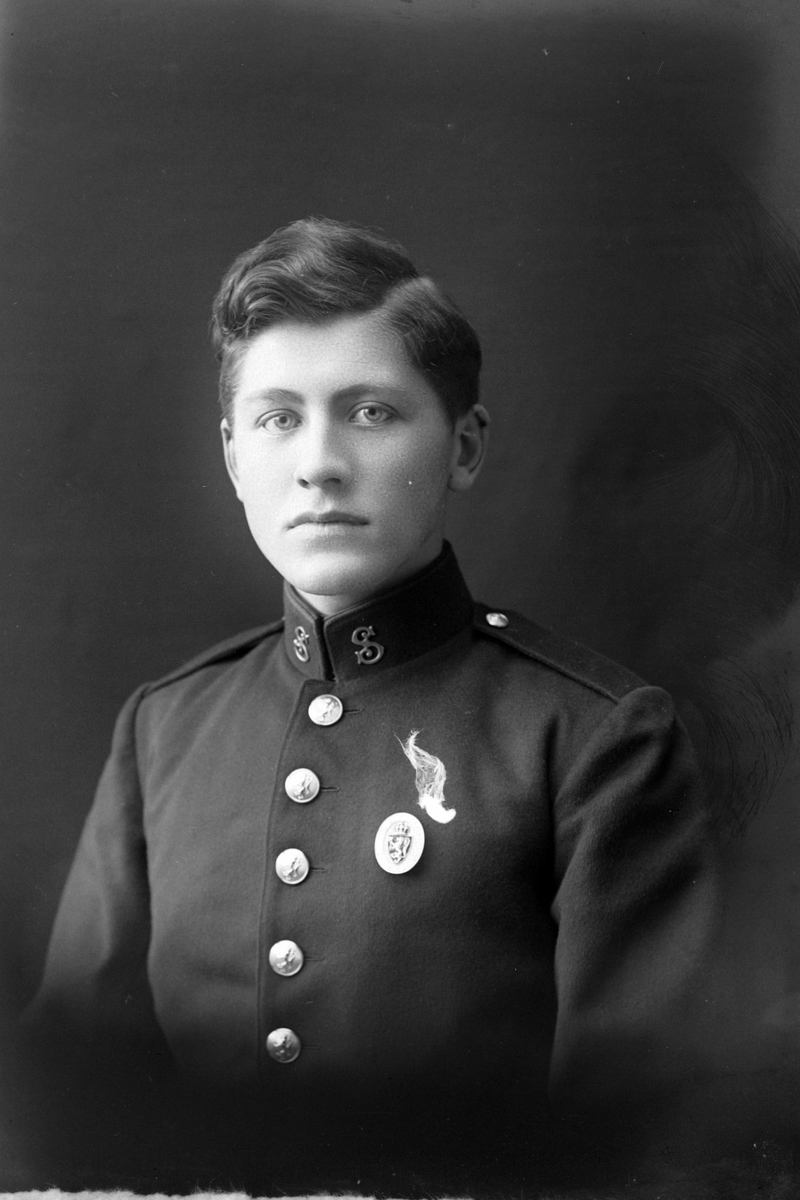 Studioportrett i halvfigur av en mann i uniform.
