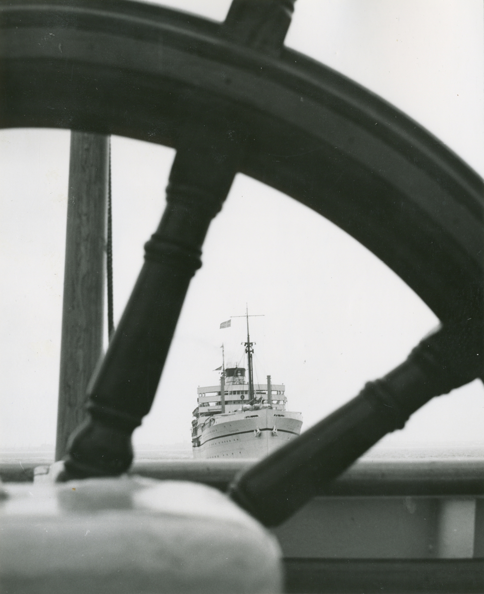 Unikt foto taget från den mötande bogserbåten på Malmö redd. Inkommander fartyg är DUNERA av London.