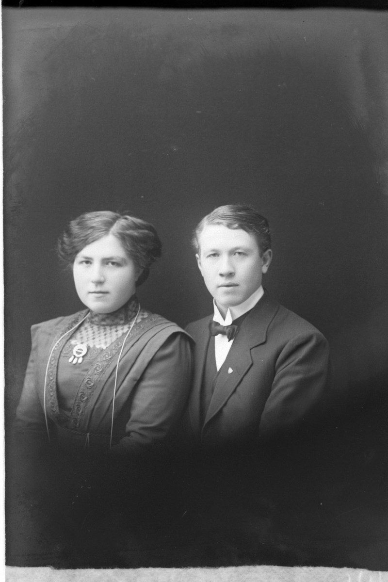 Studioportrett av en mann og kvinne i halvfigur.