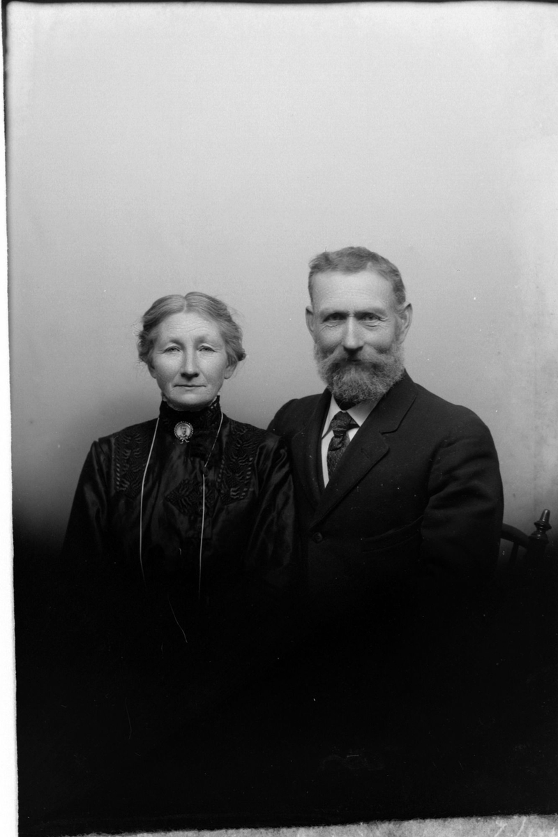 Studioportrett av et eldre par i halvfigur.