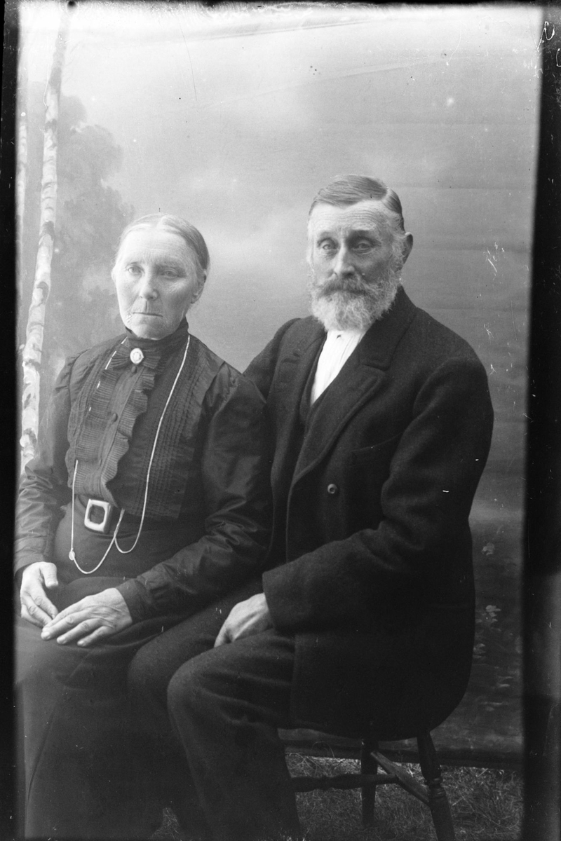 Studioportrett av to sittende personer, trolig Marta Mikalsdatter og Edvard Kristensen.