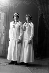 Studioportrett av to kvinner.