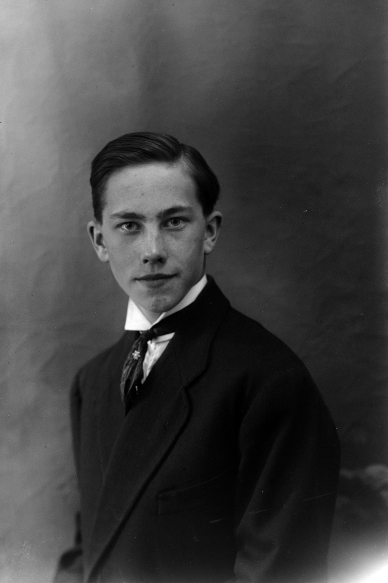 Portrett i halvfigur av urmakermester Enok P. Eilertsen.