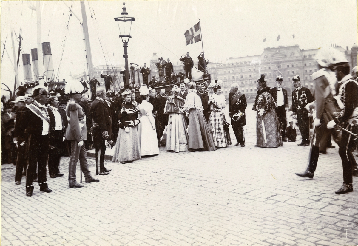 Vid Logårdstrappan, nedanför Kungl. Slottet, under Oscar II:s 25-årsjubileum (regerings-) 1897.