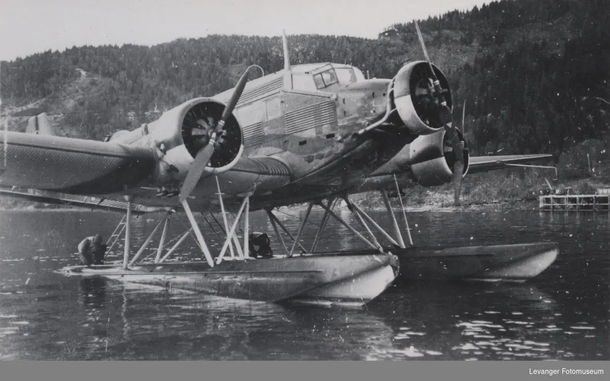 Junkers 52 med flottører på vannet i fjorden, mest sannsynlig i Åsenfjord, Fættenfjordområdet.