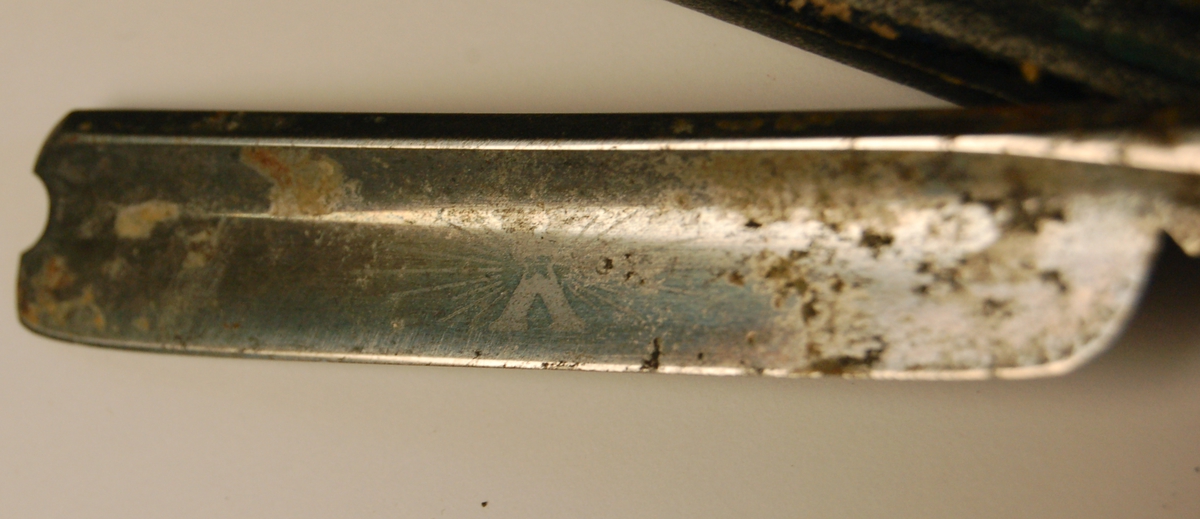 Samenleggbar barberkniv med etui. Kniven har skjefte av tre, og knivblad av stål.
