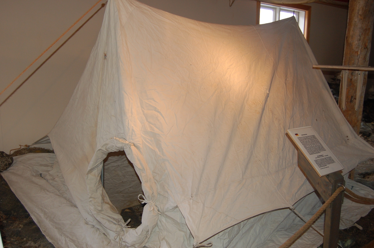 Teltet er et kvitt hustelt med plass for to personer. Innvendig er teltet utstyrt med gulv av teltduk, men midt i teltet er det en åpning i gulvet for tilbereding/koking av mat. Inngangen er formet som en tunell, og på motsatt side er der en mindre tunell med omlag 10 - 15 cm. åpning, for å kunne stikke en riflemunning ut gjennom.