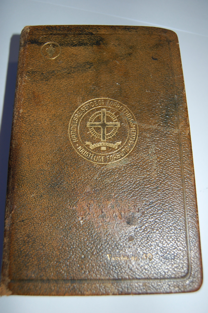 Bibelen er i bokform med omslag i stivt papp. Den er trykket på Grøndahls & Søns Boktrykkeri,
Oslo i 1953, og er en revidert oversettelse av 1930.