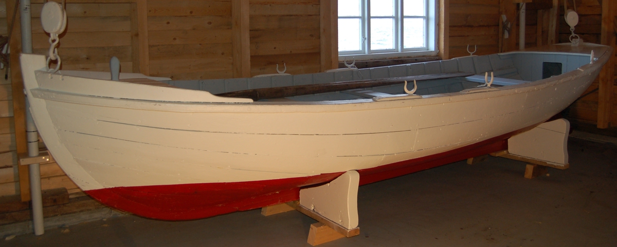 Kravellbygd fangstbåt (botlenosebåt) bygget i tre med ranet baug og akterspeil.