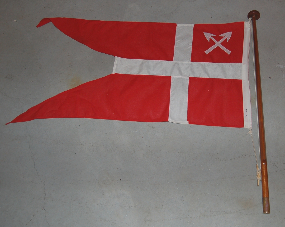 Splittflagg med hvitt kors på sød bunn, med to hvite piler i kryss i øverste rute nermest stanga.