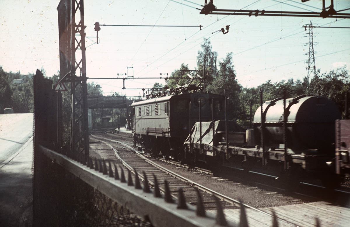 Elektrisk lokomotiv El 5 2043 med godstog til Loenga ved Bryn stasjon på Hovedbanen