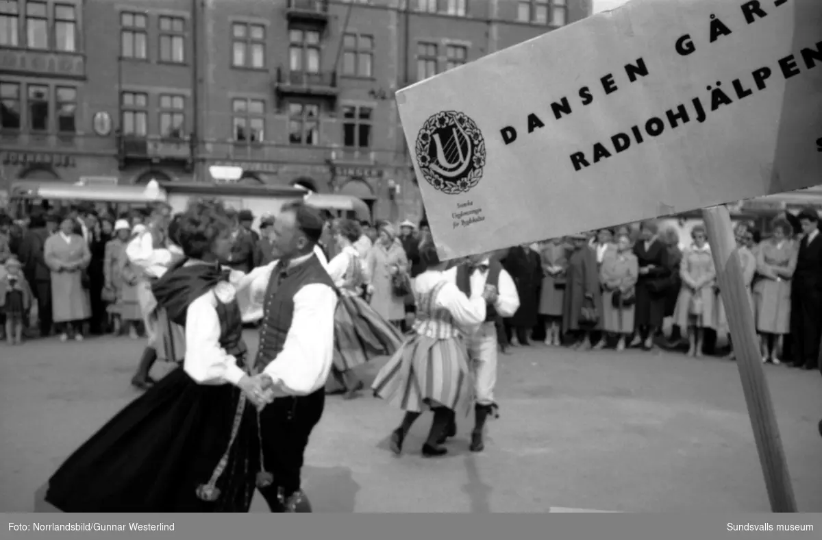 Folkdansuppvisning på stora torget i Sundsvall.