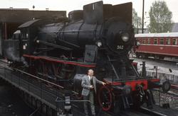 Damplokomotiv 30b 362 på svingskiven på Hamar stasjon, trukk