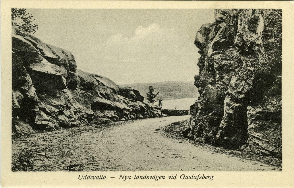 Text till bilden: "Uddevalla. Nya landsvägen vid Gustafsberg".
