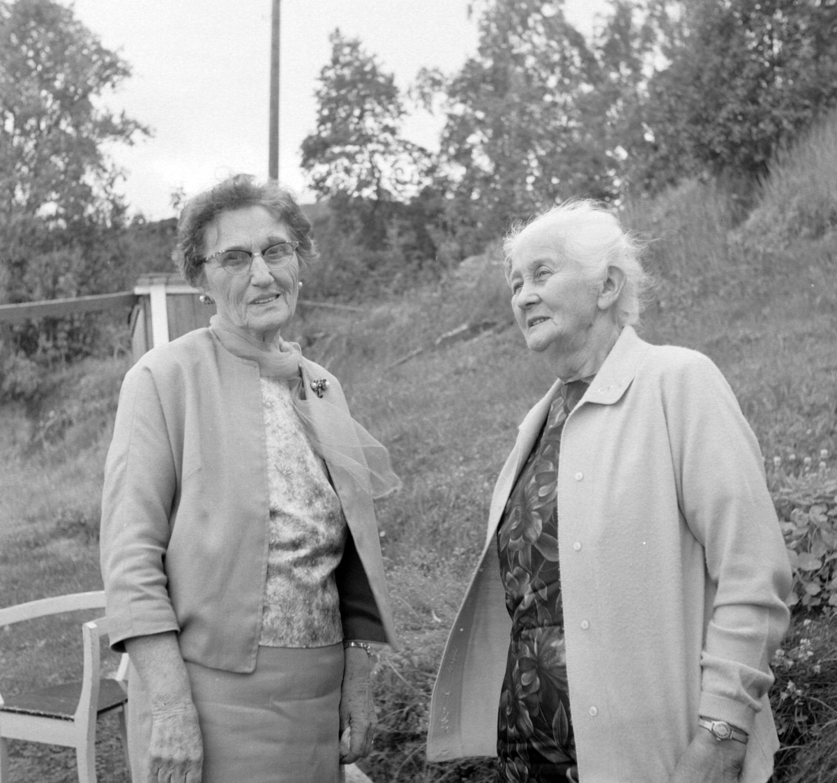 To eldre kvinner fotografert utendørs i Breivika.