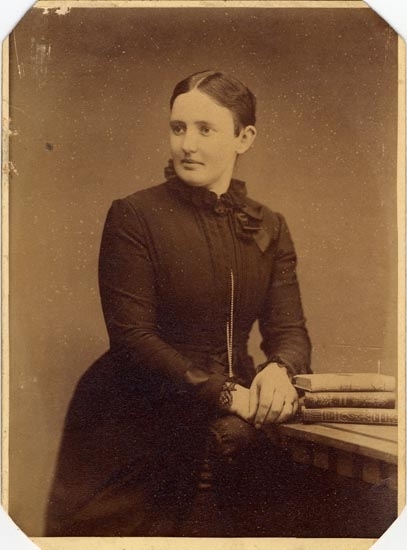 Enl. handskriven text på fotoramens baksida: "Ingrid Ekstrand född Ahlgren född 29 mars 1852 död 15 mars 1921".