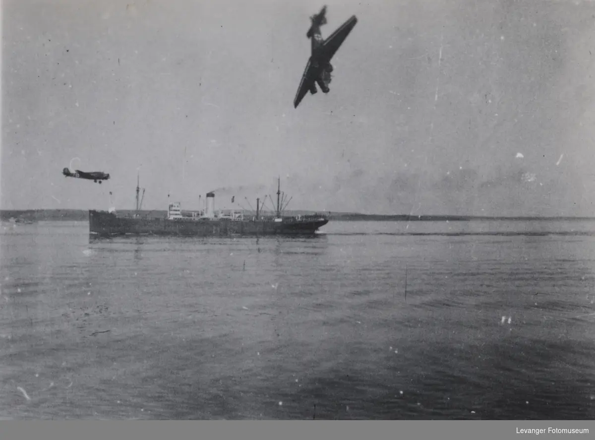 En tysk Junkers 52 styrter i havet.