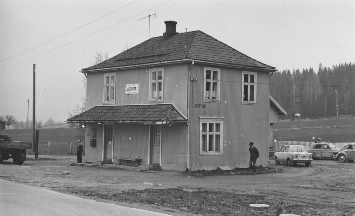 Fra Lierfoss stasjon noen år etter nedleggelsen.