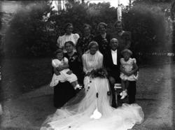 Brud med familie fotografert.  Ant. tatt i hagen til Håndver