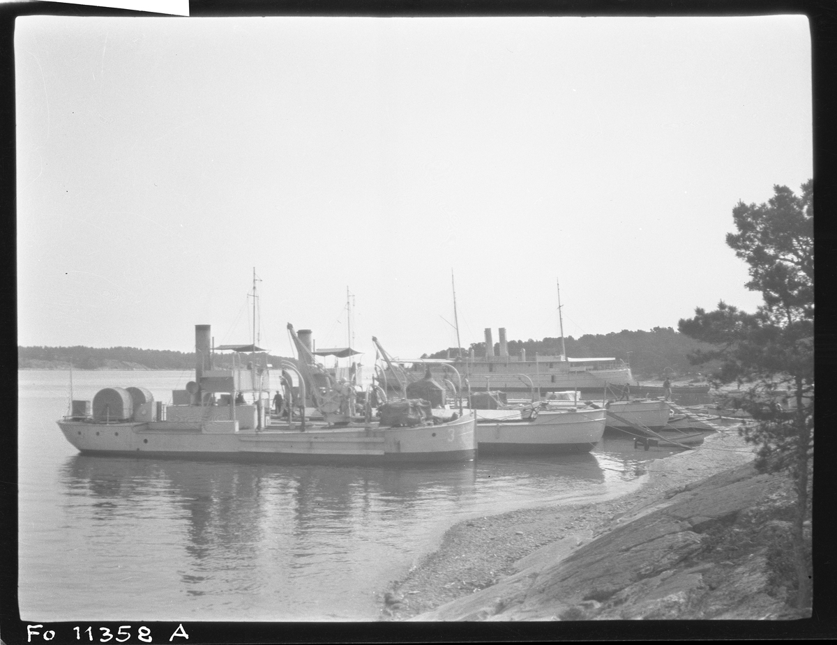 KA 1. Mineringsskola. Korsö. Sommaren 1931
Fotografiet visar minfartygen MUL 3 och MUL 5 med Blenda i bakgrunden.
