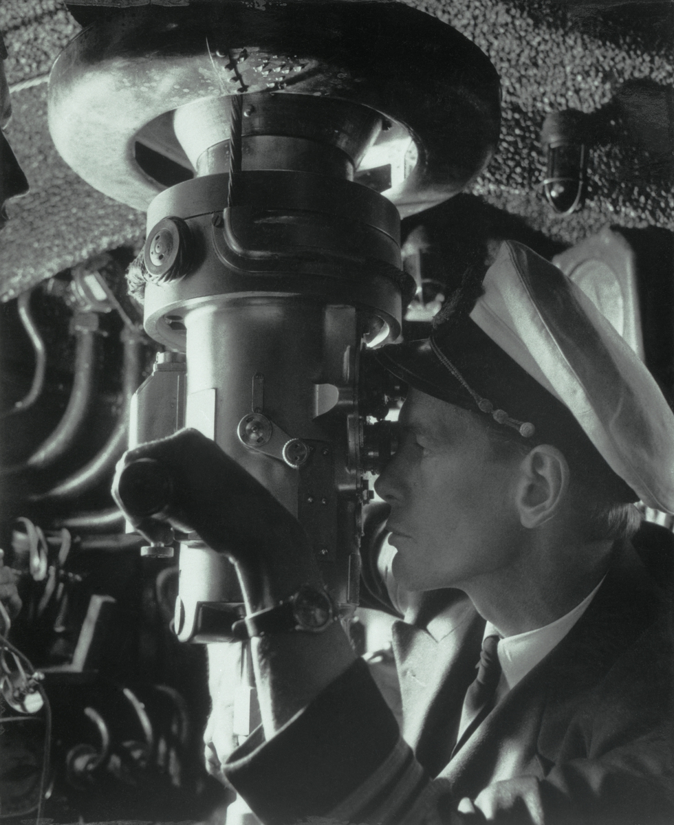 Kapten Wessel tittar genom periskopet ombord på ubåten TUMLAREN.