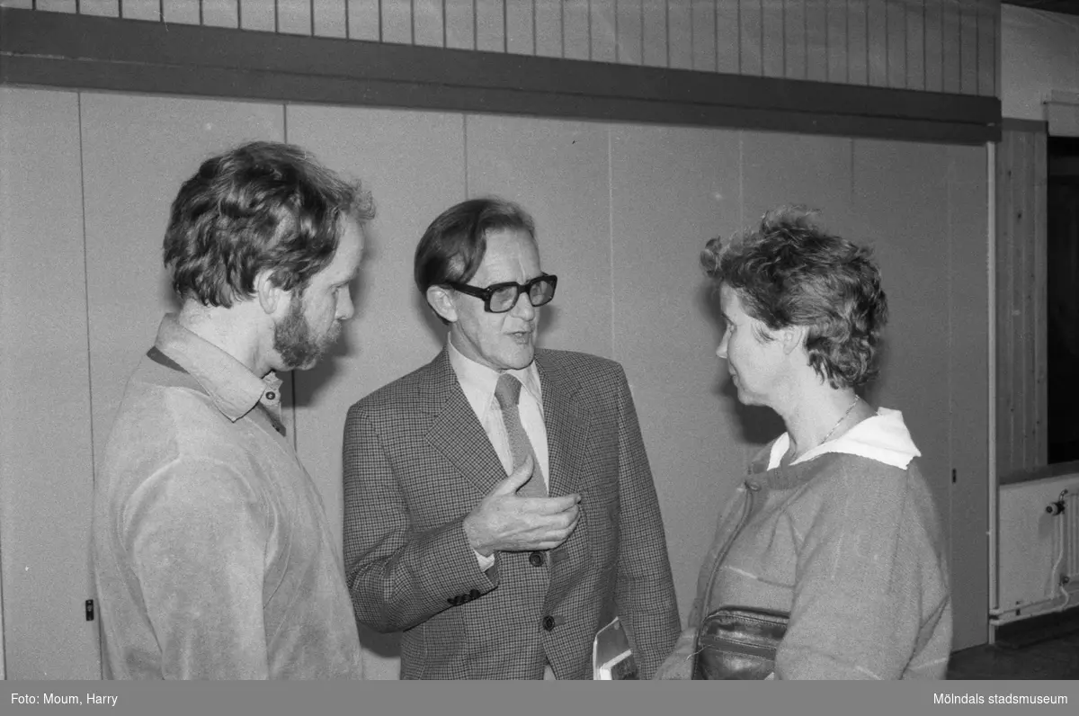 Hem- och skolas riksordförande Eva Sternberg besöker Ekenskolan i Kållered, år 1984. Mannen till vänster är Tomas Bergström, lärare i Brattåsskolan, Kållered.

För mer information om bilden se under tilläggsinformation.