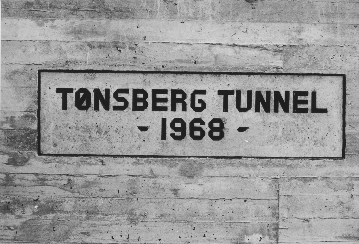 Innstøpt navneplakat ved østre åpning i Tønsberg tunnel (kulvert)