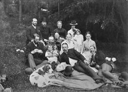 Selskap på Løkenes gård.