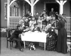 familiegruppe, kvinner, menn, veranda, hagebord, kaffekjele,