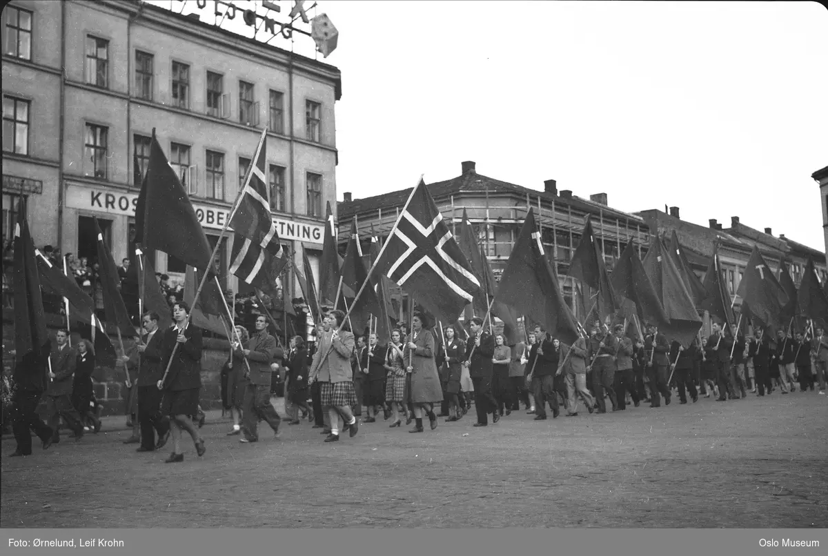 Arbeiderungdommens dag, opptog, norske og røde flagg, bygårder