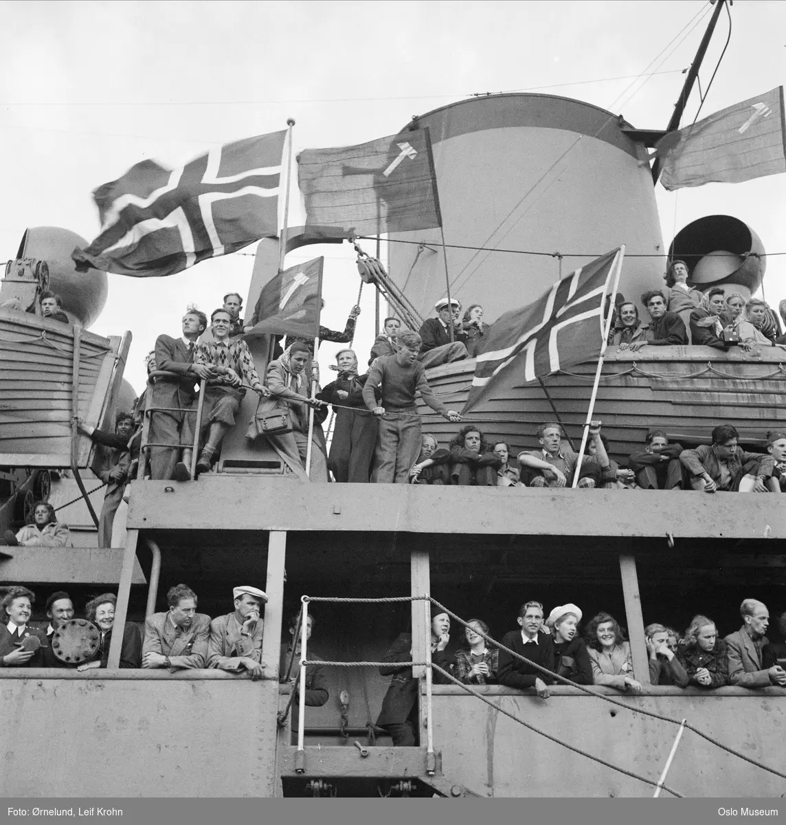 Arbeidernes Ungdomsfylking (AUF), avreise til leir i Danmark med m/s Svalbard, norske flagg, kommunistflagg