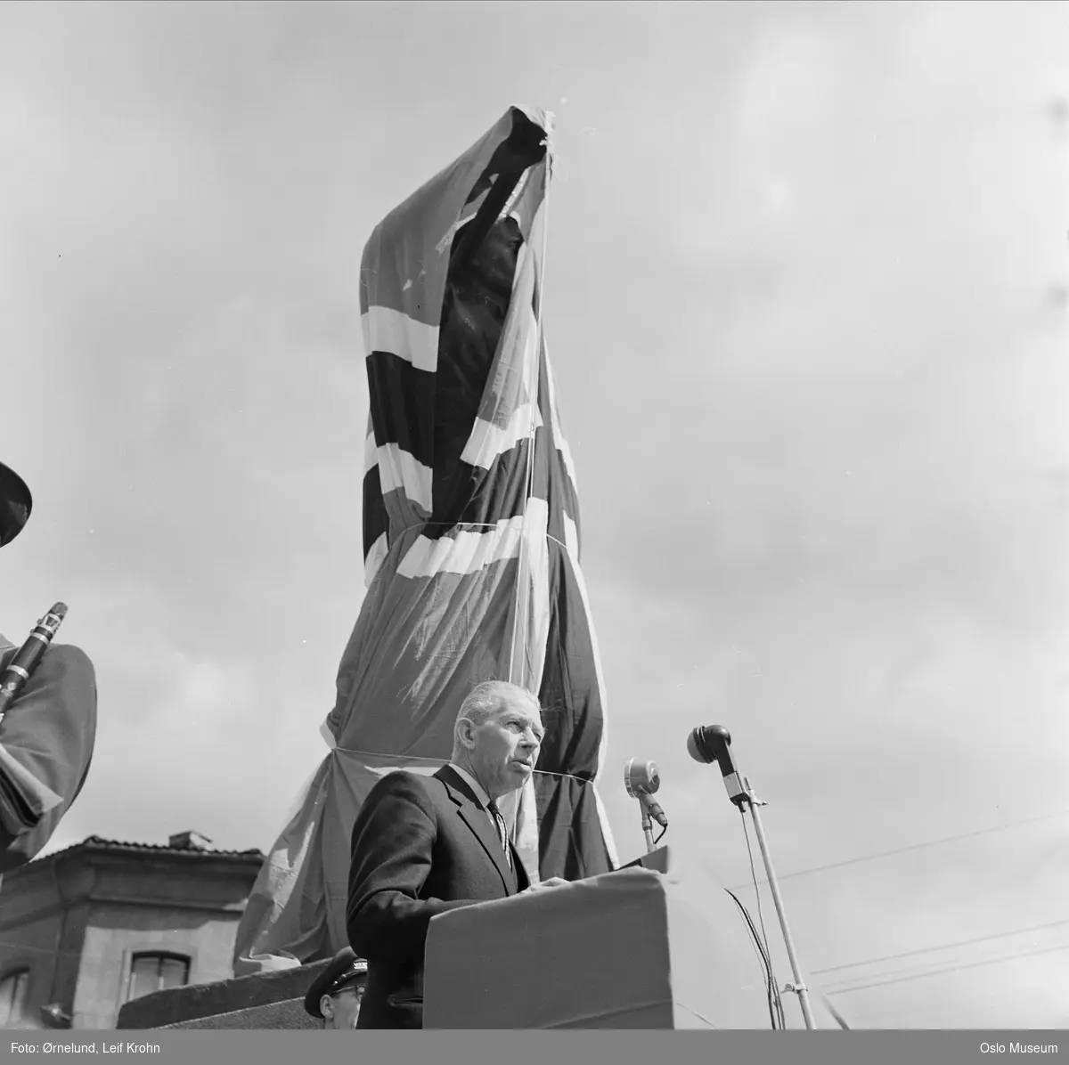 avduking av skulptur "Arbeiderbevegelsens pioner", talerstol, mann, billedhugger
