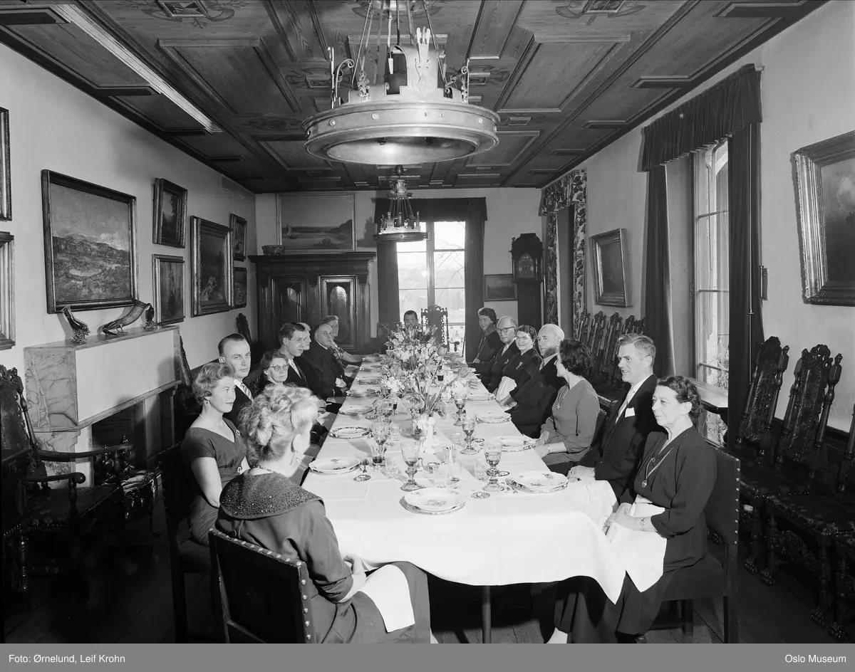 Villa smedbråten, interiør, spisestue, middagsselskap, langbord ... Spisestue langbord