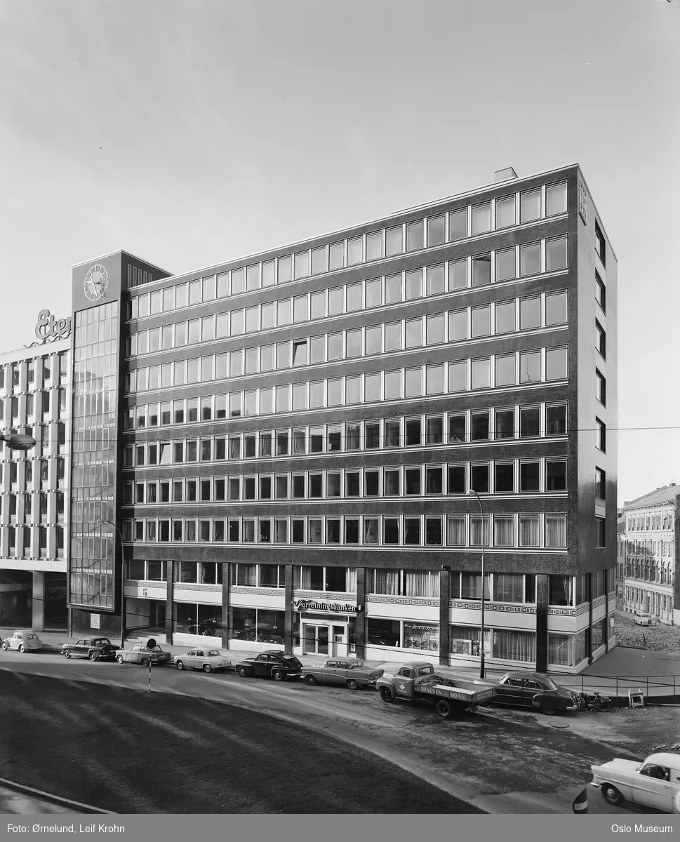 kontorbygninger, biler, bygårder, veiarbeid - Oslo Museum / DigitaltMuseum