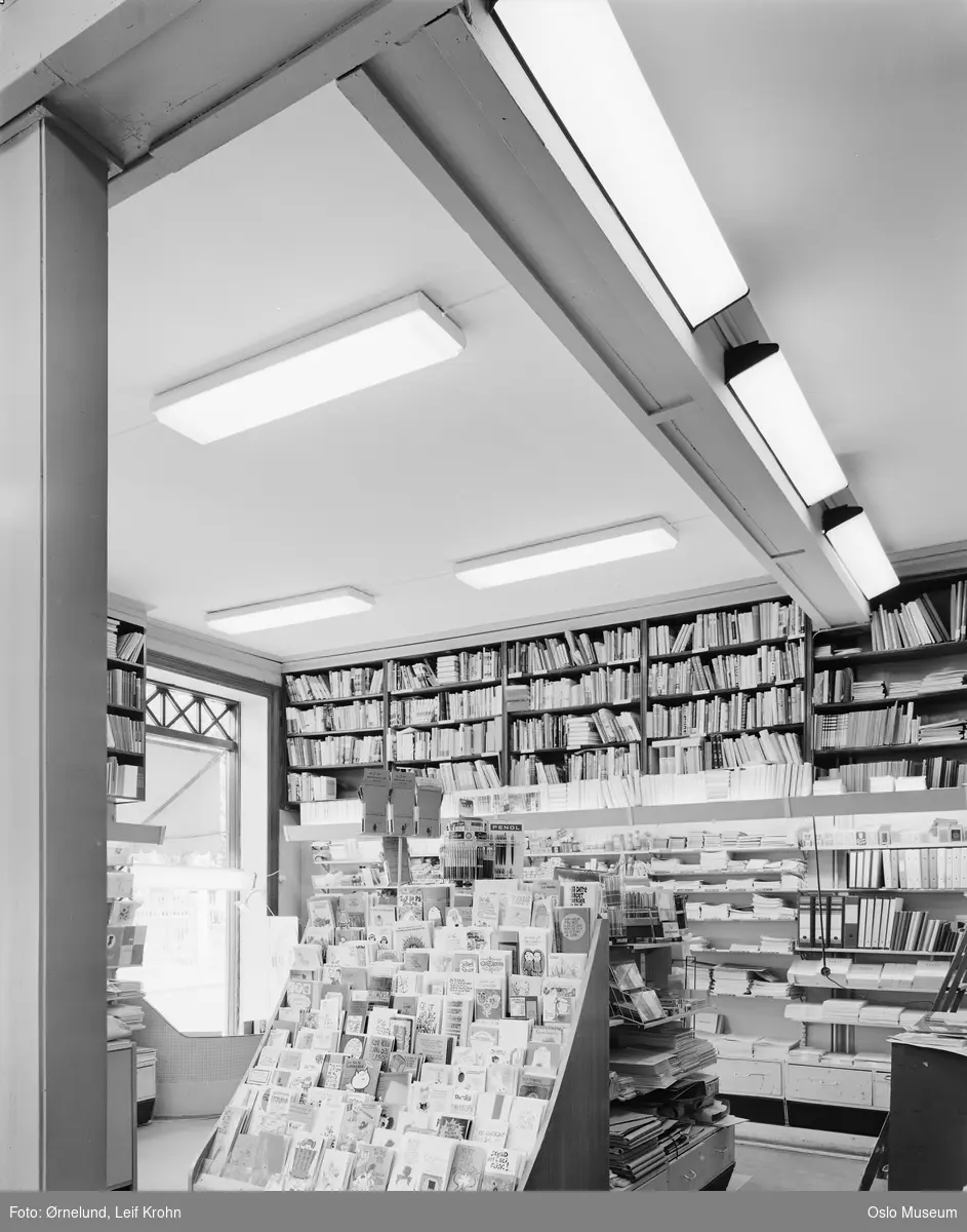 Norlis bokhandel, interiør, hyller, bøker, belysning