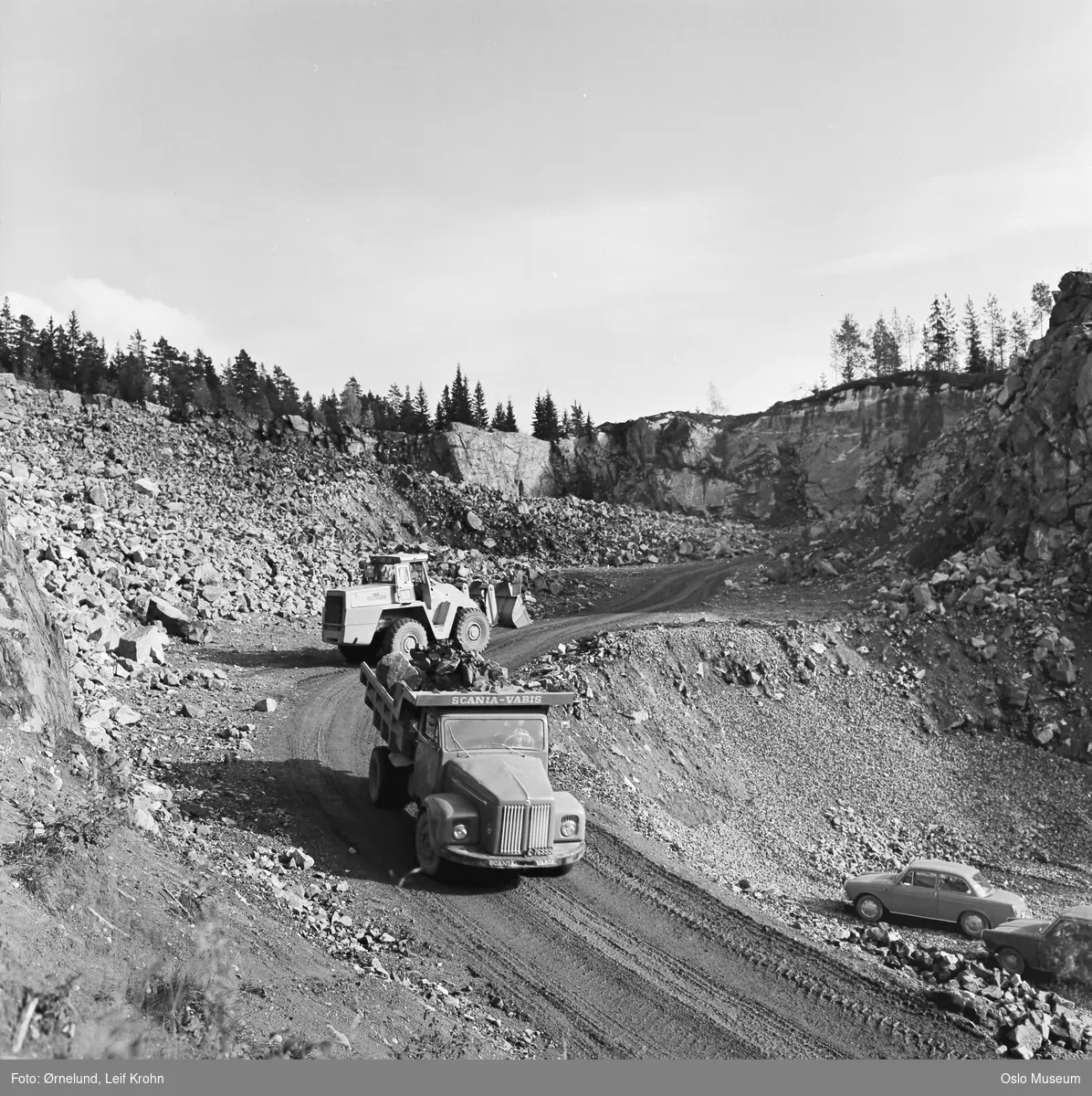 Vinterbro pukkverk, steinbrudd, Scania Vabis lastebil, bulldozer - Oslo ...