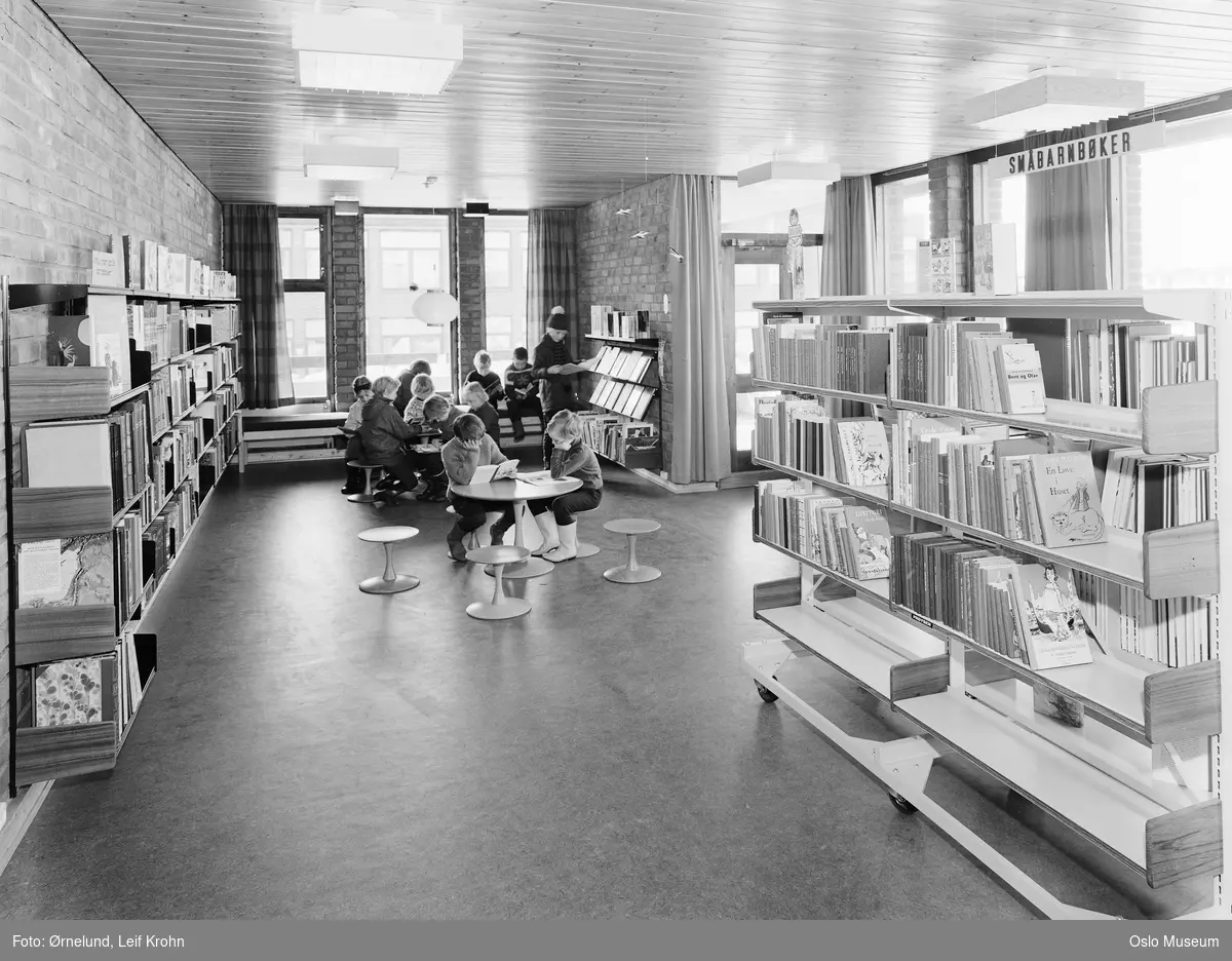 Deichmanske bibliotek, Tveita filial, interiør, barneavdeling, gutter, jenter