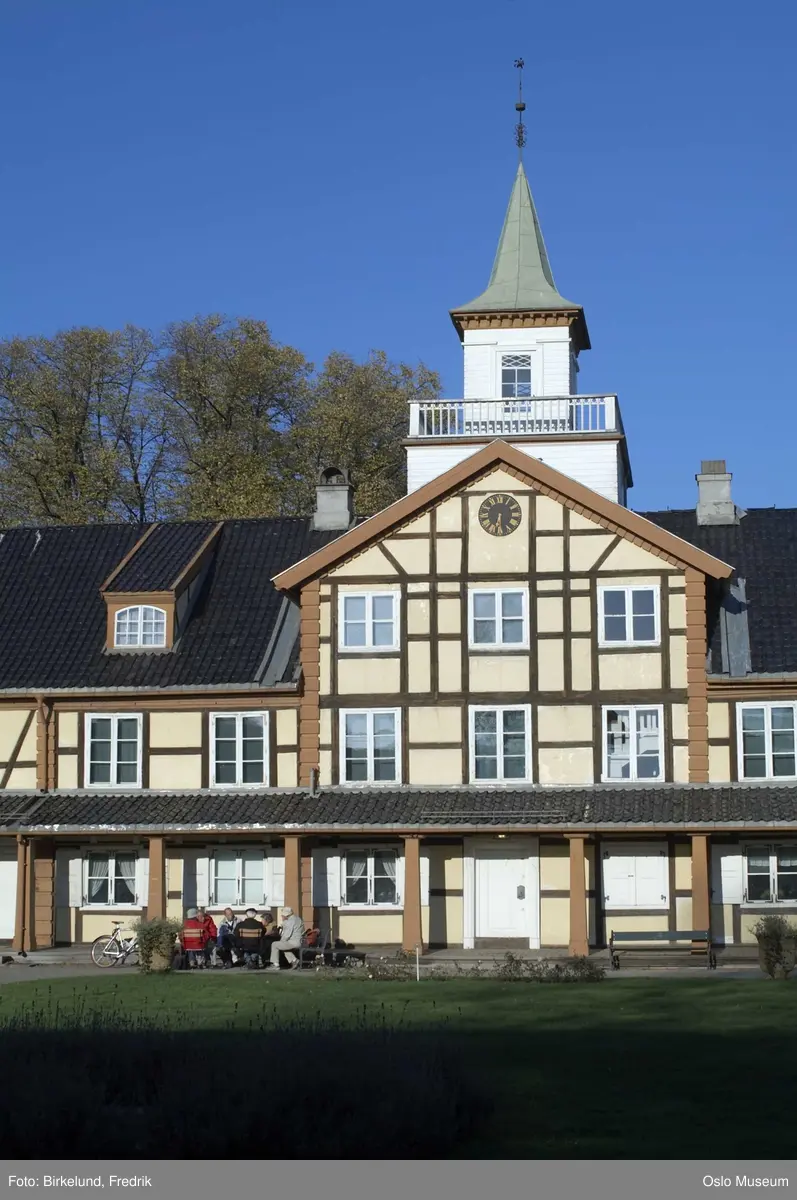 frogner-hovedg-rd-hovedbygning-fra-g-rdsplassen-oslo-bymuseum-gruppe