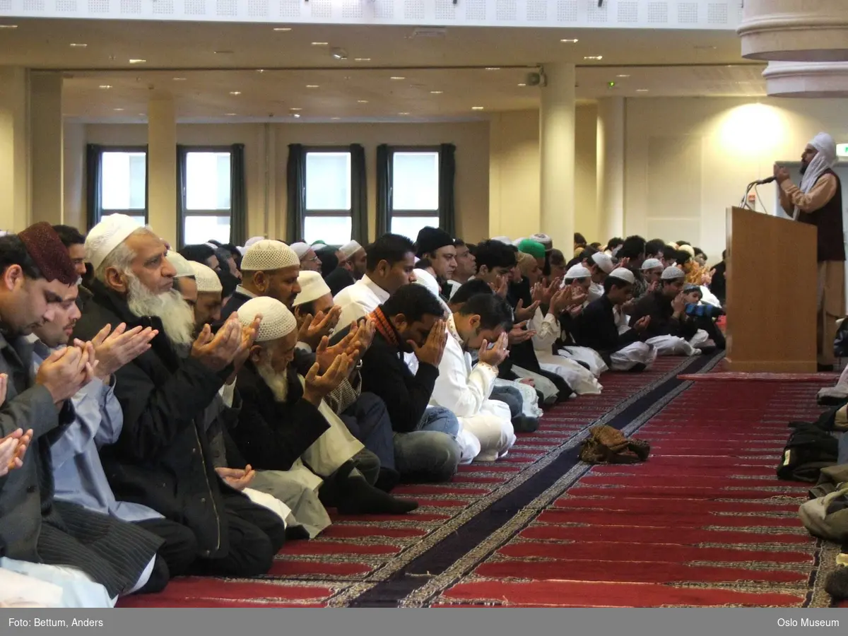 Islam, moske Central Jamaat-e Ahl-e Sunnat Norway, Id al-adhan fering, store id, interiør, menn, bønn, bønnelue, tepper, qibla.