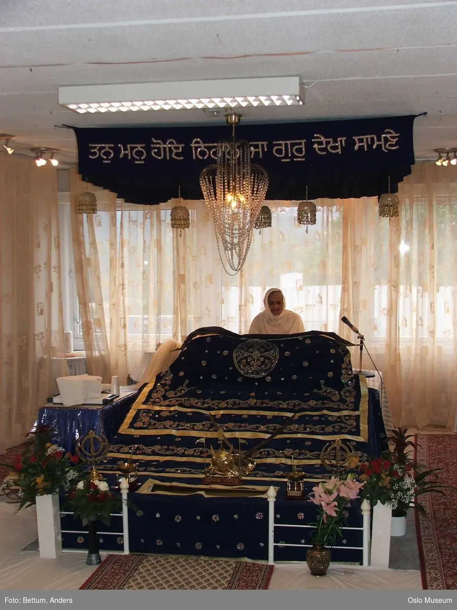 Sikhisme, Gurduara Sri Guru Nanak Dev Ji, sikh tempel, Alnabru i Oslo, interiør, hellig bok, symboler, hellige gjenstander, kvinne, mann, 