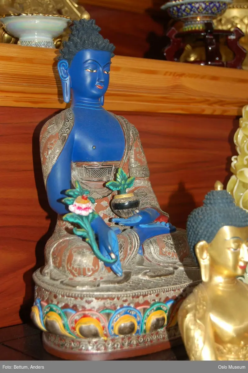 Buddhisme. Khuong Viet tempelet, interiør, guder, Buddha, ornamenter, religiøse symboler, munk, alter, blomster, forfedre